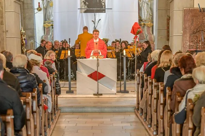 Im Rahmen des Radiogottesdienstes kam es zur Uraufführung der "Lukas-Passion für drei Kantoren". 