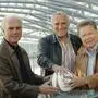 Berater Franz Beckenbauer, Red-Bull-Chef Didi Mateschitz und Präsident Rudi Quehenberger am 6. April 2005