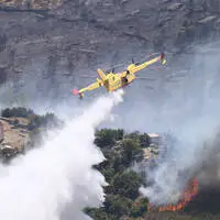 Auch Löschflugzeuge sind im Einsatz (Archivaufnahme)