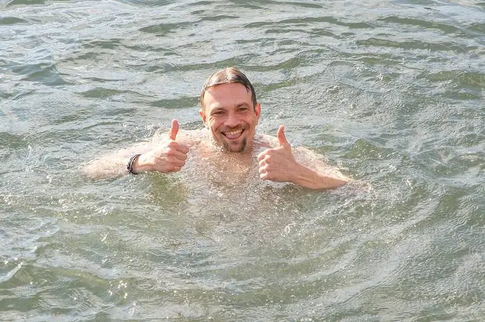 Michael Steinicher badet im See  bei sieben Gra Wassertemperatur

