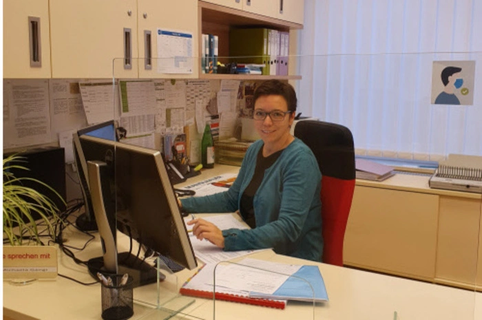 „Das Personal für die Massentestungen zu stellen, ist eine Herausforderung“, betont Michaela Gangl, Amtsleiterin der Gemeinde Tieschen. Zwölf Personen braucht man auf den zwei Testspuren in der Königsberghalle für die administrativen Tätigkeiten. Unterstützung kommt von den Gemeinden St. Anna/A. und Klöch. Sorge bereiten EDV und technische Logistik. Der Gemeindebetrieb musste aufrecht bleiben. Computer und Drucker konnten erst Freitagnachmittag in der Halle aufgebaut werden und dann ein Testlauf erfolgen. Alles muss sehr kurzfristig funktionieren.