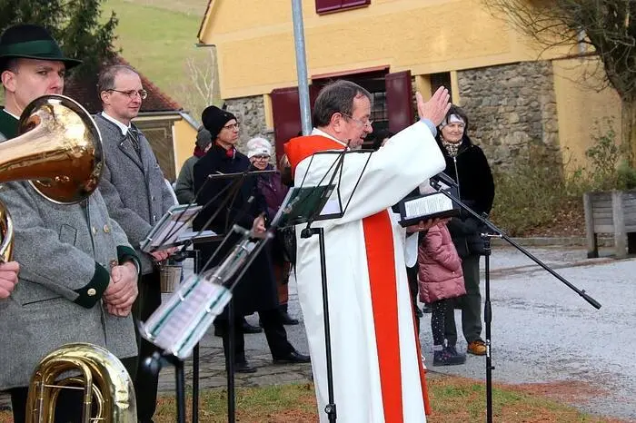 Zur Belohnung gab es für die Lipizzaner Würfelzucker, welchen Pfarrer Fuchs austeilte, und für die Bereiter ein Stamperl Schnaps, mit dem zugeprostet wurde, ehe es auf den Stefani-Ritt ging.