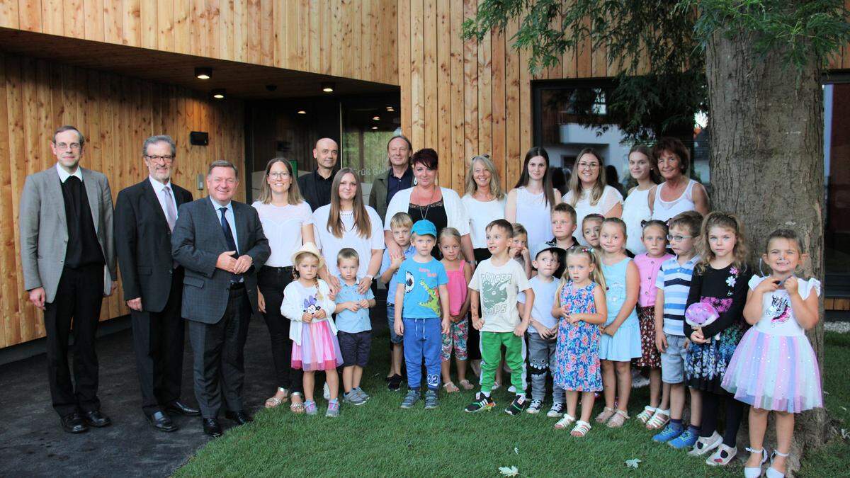 Kinder, Gemeindevertreter und Ehrengäste vor dem neuen Zubau des Kindergartens in Mooskirchen