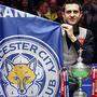 Mark Selby mit WM-Pokal und Leicester-Fahne