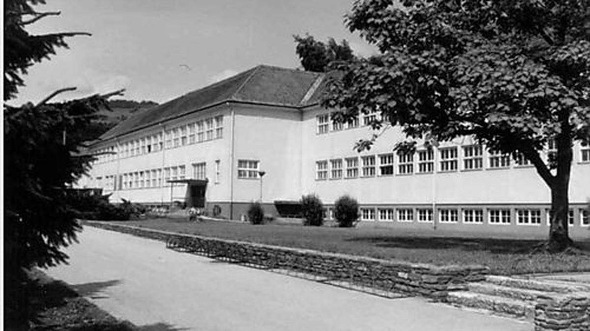 Der Gründungsstandort der Handelsakademie im Jahre 1971: die ehemalige Hauptschule Priel