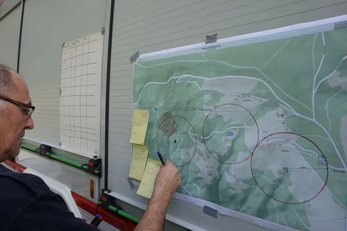 Die neun Feuerwehren der Gemeinde Schwanberg können aufgrund der Steillage nicht bis zum Brandherd vorrücken. Der Hubschrauber des Innenministeriums muss zur Unterstützung angefordert werden.