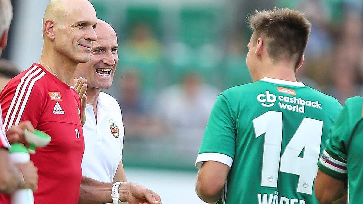 Goran Djuricin (Mitte) und sein Team müssen heute nach St. Pölten