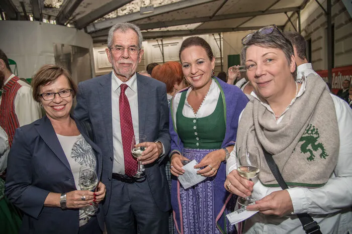 Präsidentschaftskandidat Alexander Van der Bellen mit Ehefrau Doris Schmidauer, Kathi Wenusch und Gabi Atzberger