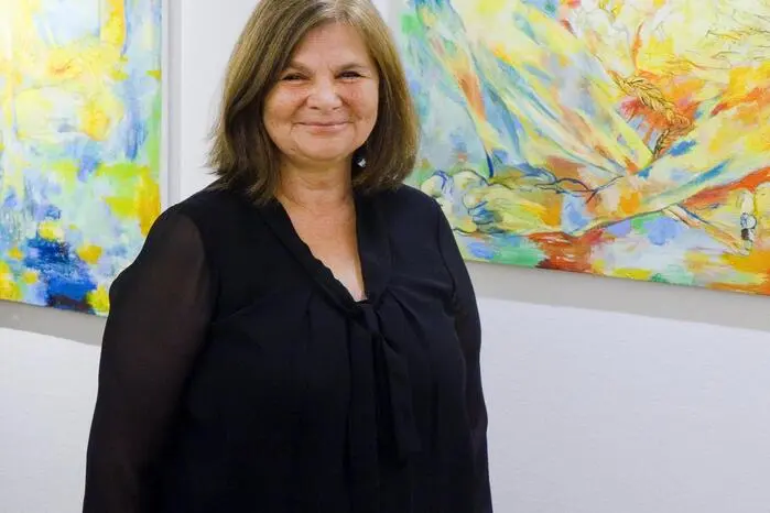 Die 1964 in Graz geborene Malerin absolvierte die Kunstschule Graz am Ortweinplatz und studierte anschließend Malerei an der Akademie der bildenden Künste in Wien bei Anton Lehmden. Für ihr künstlerisches Schaffen wurde sie mehrfach ausgezeichnet – unter anderem mit dem goldenen und silbernen Fügerpreis sowie dem Meisterschulpreis – und schloss ihr Studium mit Auszeichnung ab.