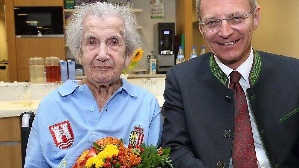 Anna Wiesmayr an ihrem 109. Geburtstag (mit LH Thomas Stelzer)
