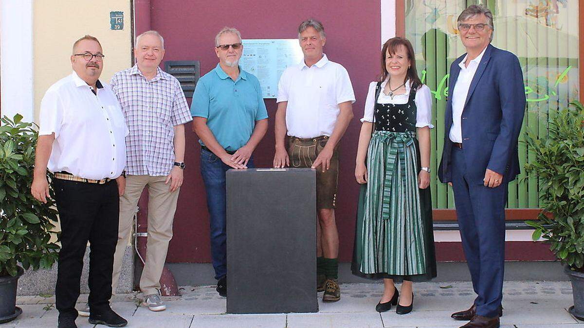 Werner Zoth, Hubert Rosegger, Helmut Reisinger, Johann Matschy, Ulrike Scheuer und Julius Ernst bei der Inbetriebnahme des Kontrollpunktes