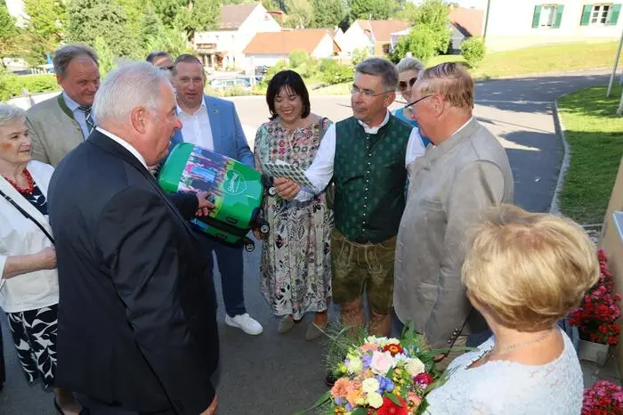 Landtagsabgeordneter Franz Fartek überreichte im Namen des Landes einen Reisegutschein für die Region und ein von Künstlerin Roswitha Dautermann gestaltetes Keramik-Tor, das Rückblick und Ausblick symbolisieren soll