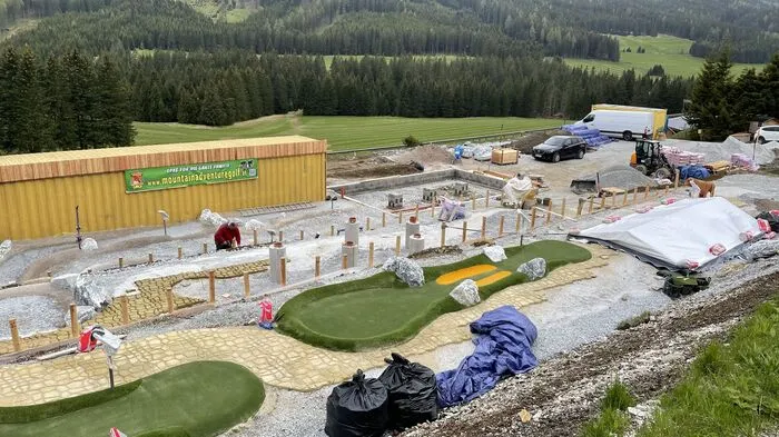 Auf über 1200 Meter Seehöhe wird an der Minigolfanlage gebaut.