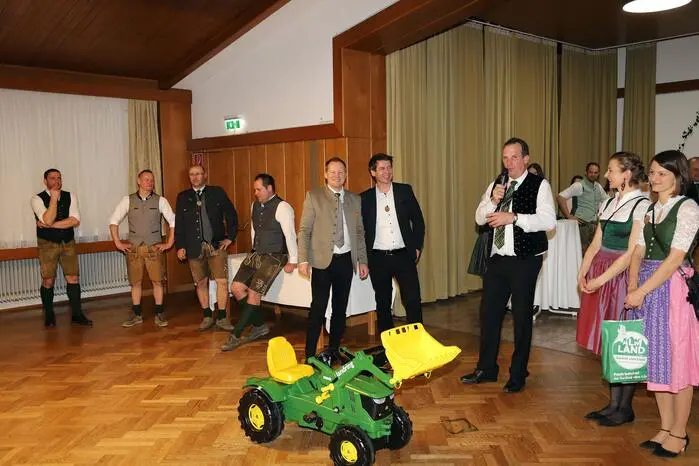 Neben Pfarrer Anton Herk Pickl wurden beim 55. Bauernball unter anderen auch die Bürgermeister Bernhard Ederer, Peter Schlagbauer und Johannes Hiebler Texer willkommen geheißen. Auch Vertretende der Land- und Forstwirtschaft, wie Ursula Reiter, Sepp Wumbauer und Hubert Klammler gaben sich die Ehre.
