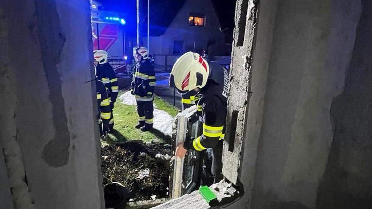 Die Einsatzkräfte der FF Voitsberg konnten ein kleines Fenster im Eingangsbereich des Hauses ausbauen