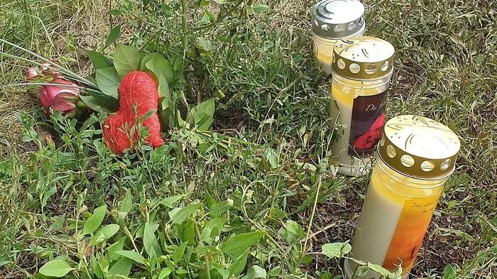 Brennende Kerzen an der Unfallstelle in Kaindorf bei Hartberg