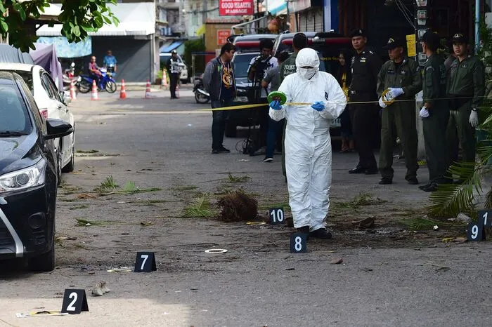 Unter den ausländischen Staatsbürgern, die bei zwei Bombenexplosionen im thailändischen Badeort Hua Hin am Donnerstagabend verletzt wurden, befindet sich eine Österreicherin.