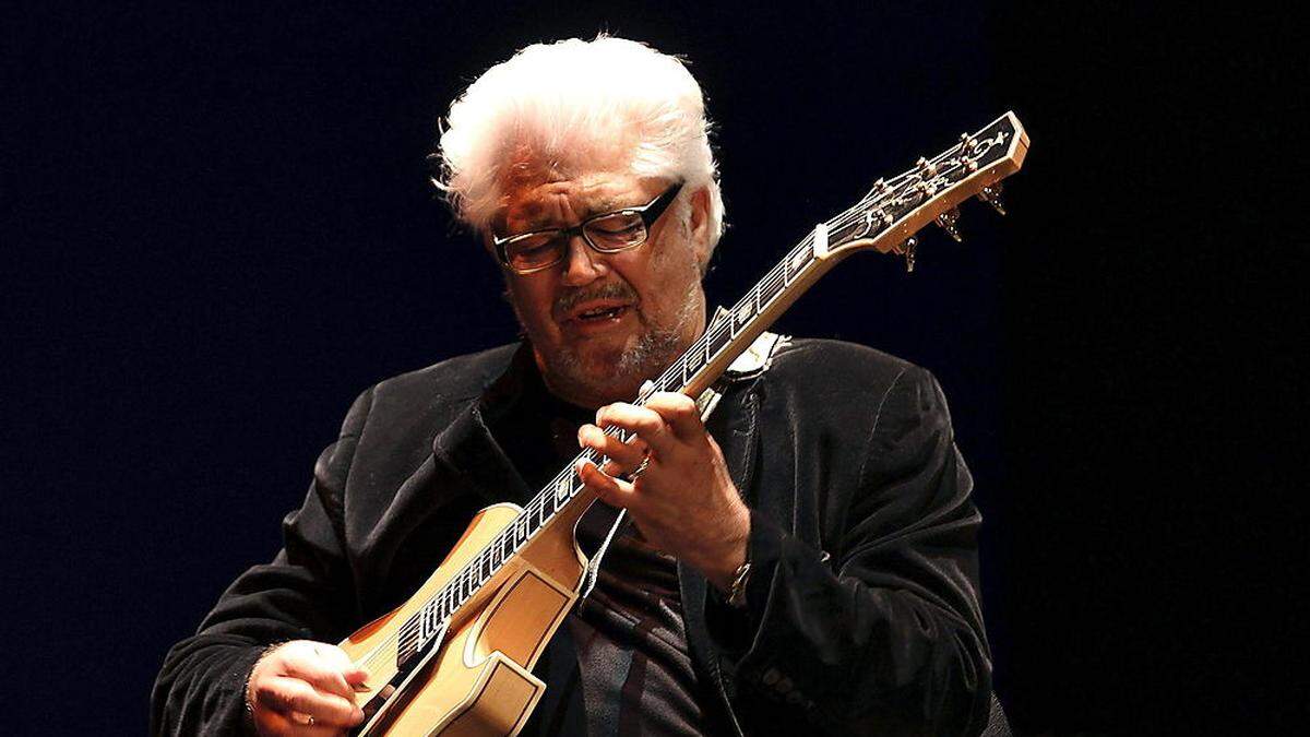 Larry Coryell bei einem Konzert 2012