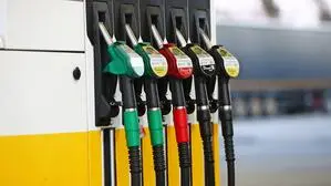 Eine Zapfsäule an einer Tankstelle | Egal welche Farbe - der Griff zur Zapfsäule kommt teuer