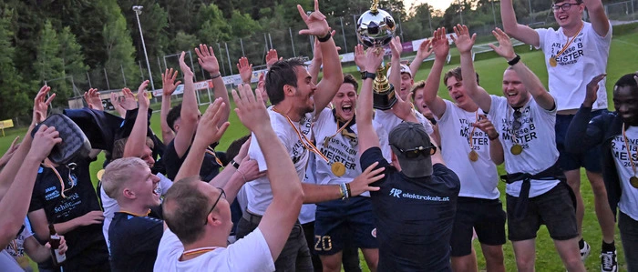 Die Veldener Kicker stemmten den Pokal
