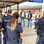 Mitarbeiter von Magistrat Villach, Polizei und ÖBB bei der Einsatzbesprechung am Bahnsteig