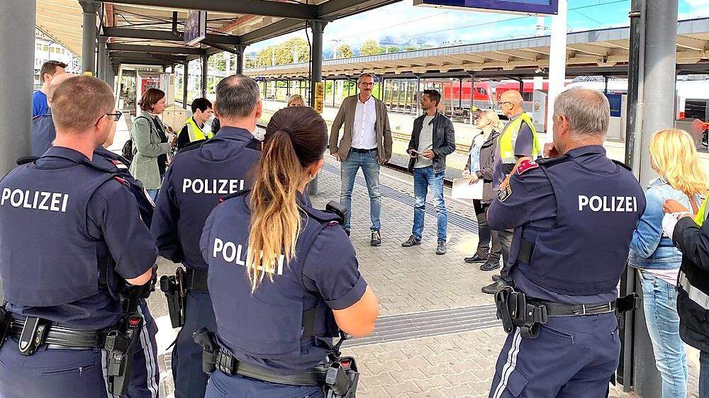 Mitarbeiter von Magistrat Villach, Polizei und ÖBB bei der Einsatzbesprechung am Bahnsteig