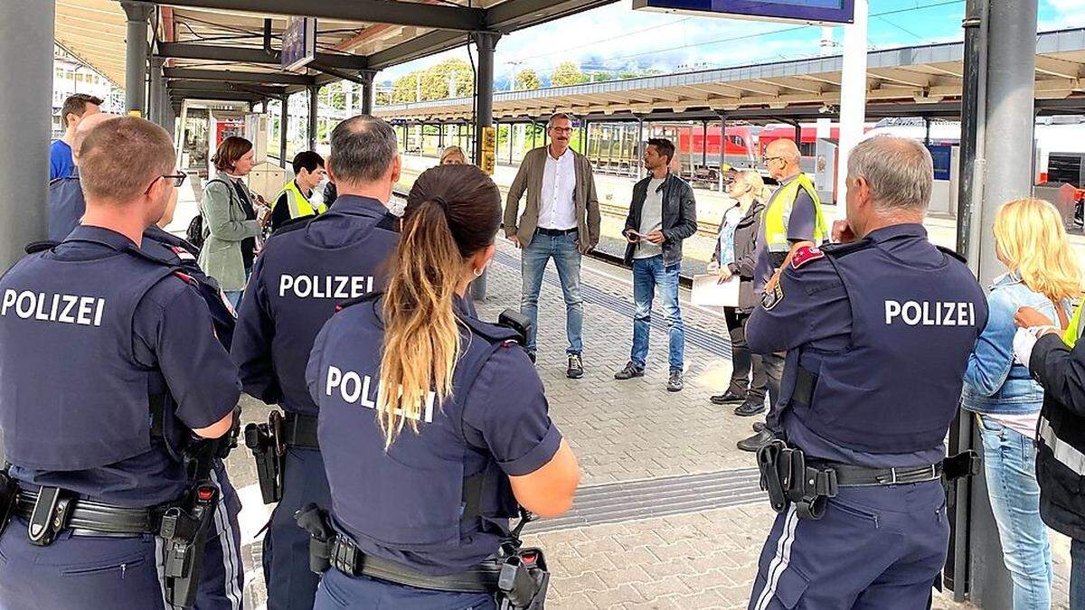 Mitarbeiter von Magistrat Villach, Polizei und ÖBB bei der Einsatzbesprechung am Bahnsteig