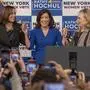 Kathy Hochul (Mitte) mit ihren Unterstützerinnen: Vizepräsidentin Kamala Harris und Hillary Clinton