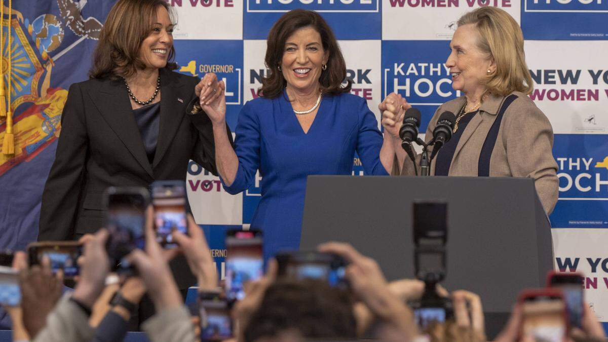 Kathy Hochul (Mitte) mit ihren Unterstützerinnen: Vizepräsidentin Kamala Harris und Hillary Clinton