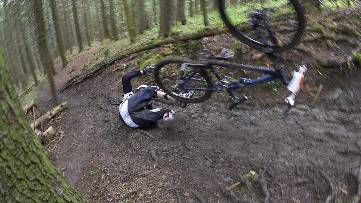 Symbolbild: Ein 25-Jähriger stürzte in Miesenbach schwer, seine beiden Freunden kamen ebenfalls zu Sturz