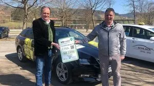 Erwin Dirnberger mit Taxiunternehmer Manfred Grochar bei der Präsentation des VOmobils 2021