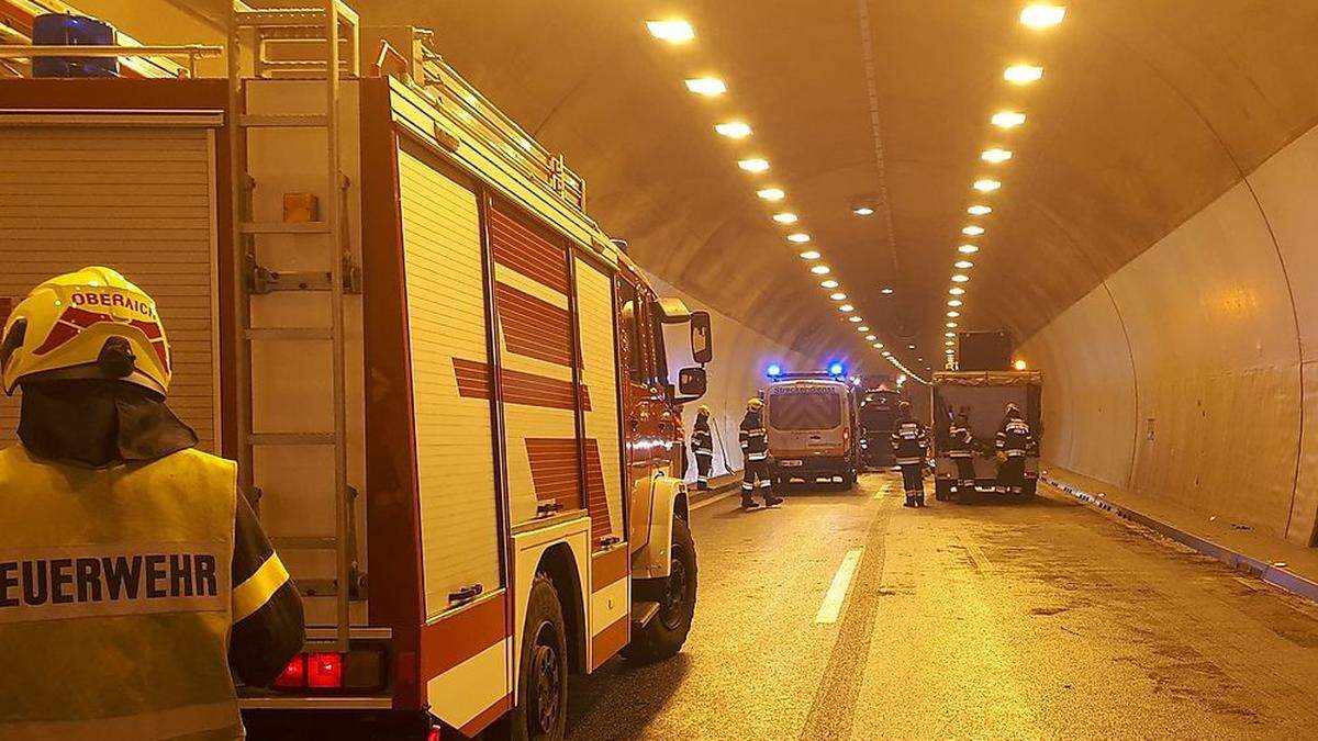 Aufräumarbeiten im Brucker Tunnel