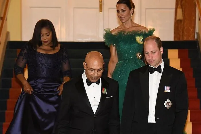 Staatlicher Empfang: Prinz William mit Catherine (Duchess of Cambridge) mit Governor General of Jamaica (Patrick Allen) und seiner Frau Lady Allen in Kingston