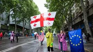 14.05.2024, Tbilisi. Protest in Georgia against the so-called Russian Law. Passing of the the Transparency of Foreign Influence law has led to some of the largest peaceful protests in the country in recent decades. Photo: Martin Pedaja/Postimees Tbilisi Georgia Georgia 1MP14MAI2024B19 PUBLICATIONxNOTxINxESTxLATxLTUxFIN Copyright: xMartinxPedajax Protesters with flags