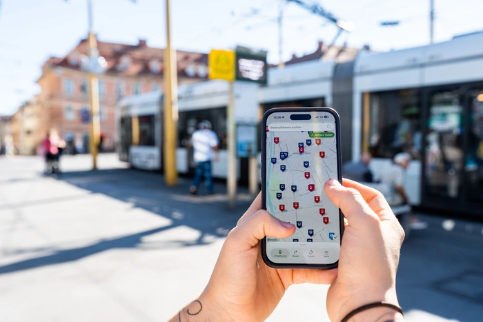 Auf dem Grazer Jakominiplatz - rund um den Öffi-Verkehrsknotenpunkt herrscht auch auf der App jede Menge Action
