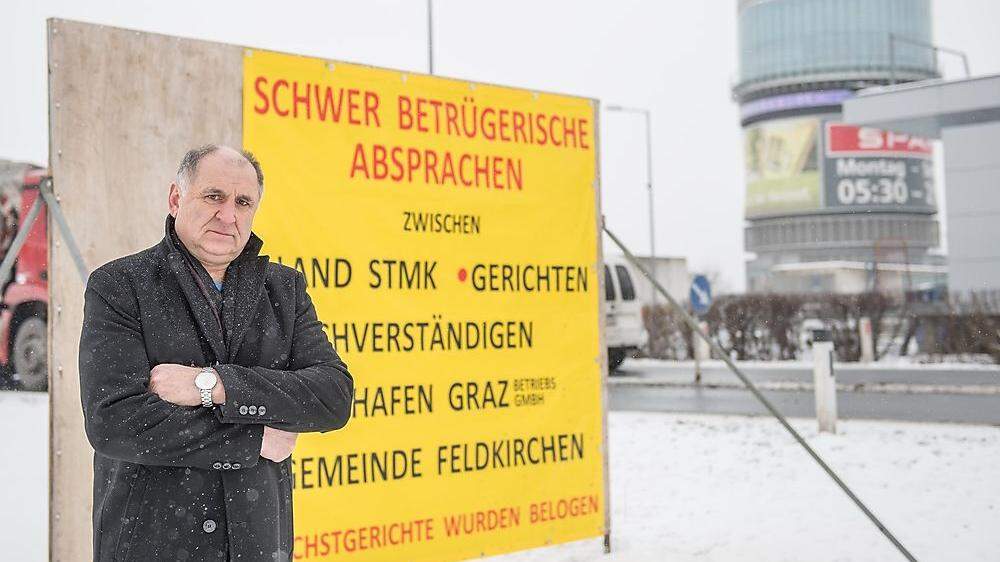 Adolf Egger vor seinem Protestplakat.