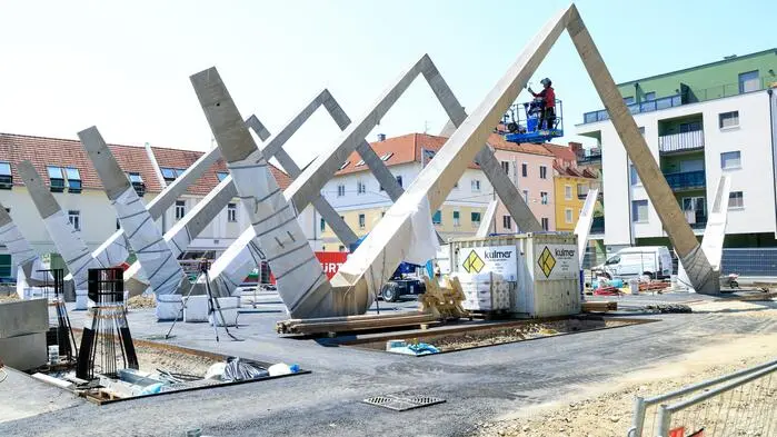Die Betonträger stehen, am Freitag beginnen die Arbeiten an der Dachkonstruktion