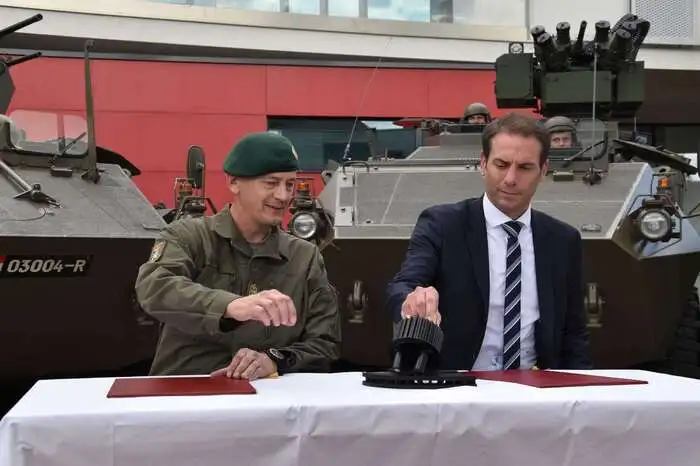 Bei dieser Gelegenheit wurde auch eine Partnerschaftsurkunde zwischen dem Jägerbataillon 17 und dem Pandur-Hersteller "General Dynamics European Land Systems Steyr" unterzeichnet.