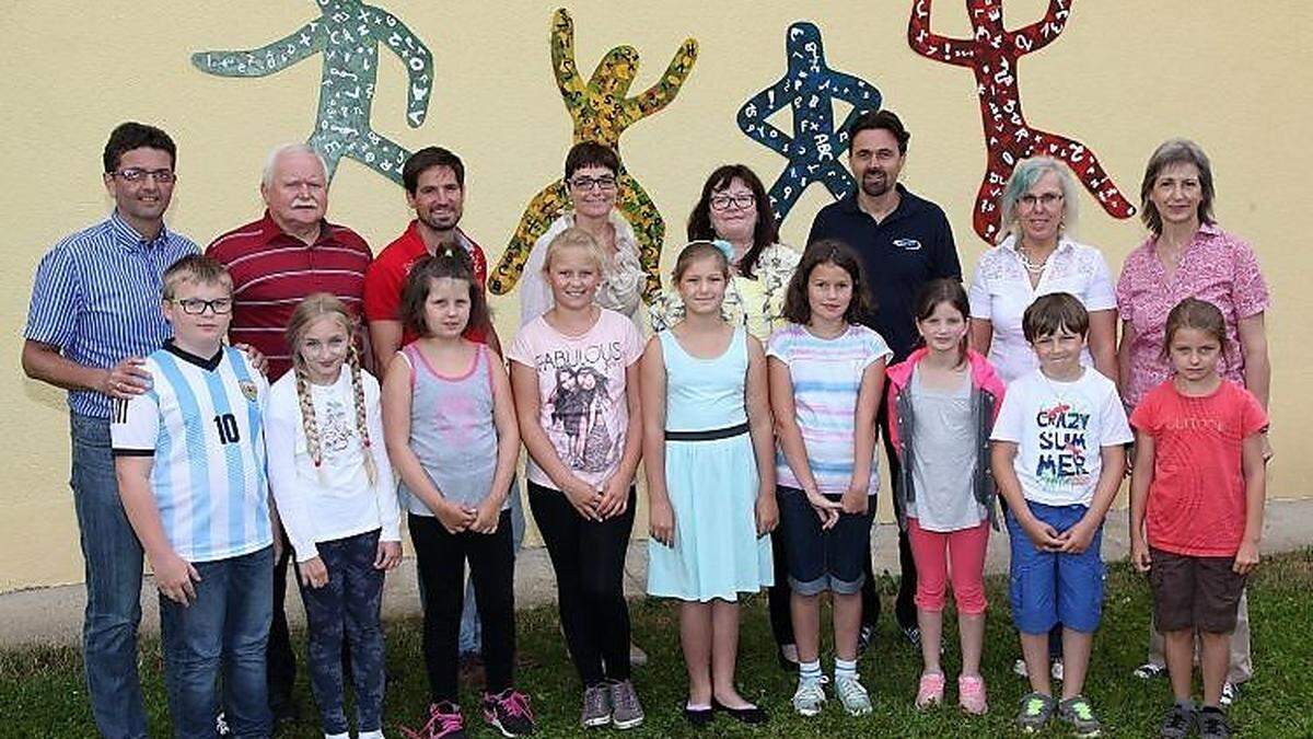 Bunte Figuren, gestaltet von den Schülern der Volksschule St. Urban, schmücken die Schulmauer 