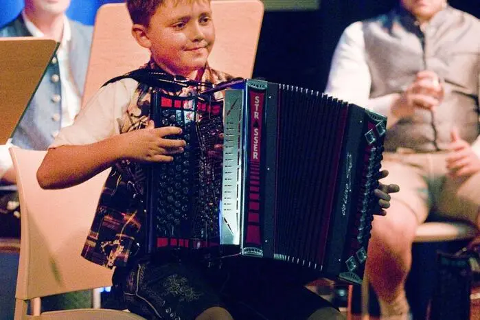 Ein besonderer Höhepunkt des Abends war der Auftritt von Clemens Pittini. Der talentierte Sekauer Harmonika-Spieler – Doppeljunioren-Staatsmeister auf der Steirischen Harmonika (2024 und 2025) – sorgte mit seinem schwungvollen Spiel für tosenden Applaus.