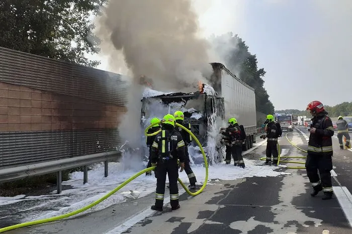 Er versuchte noch vergeblich selbst zu löschen. Letztlich konnten aber nur die Feuerwehren Unterpremstätten und Lieboch das Feuer unter Kontrolle bringen.
