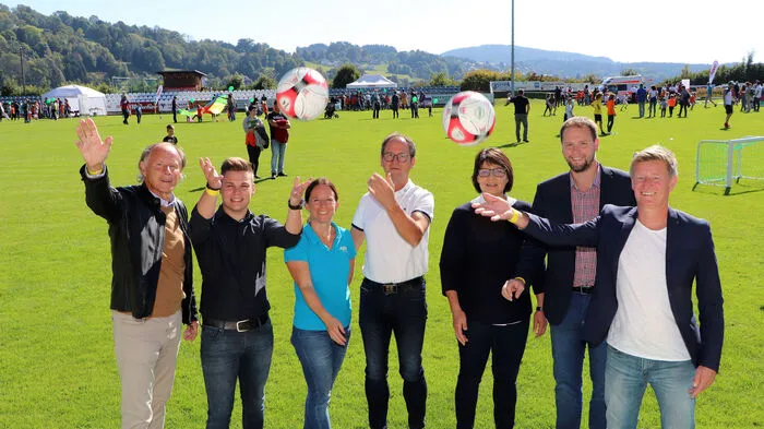 Am Foto von links: Christoph Schasche (Präsident ASVÖ-Kärnten), Simon Niederbichler (Gemeinderat), Katrin Dorfer (Organisation ASVÖ-Kärnten), Gerhard Schreilechner (Kassier SV-Feldkirchen), Ingrid Maier (Präsidentin SV-Feldkirchen), Vize-Bgm. Alexander Kröll und Arno Arthofer (Landessportdirektor)