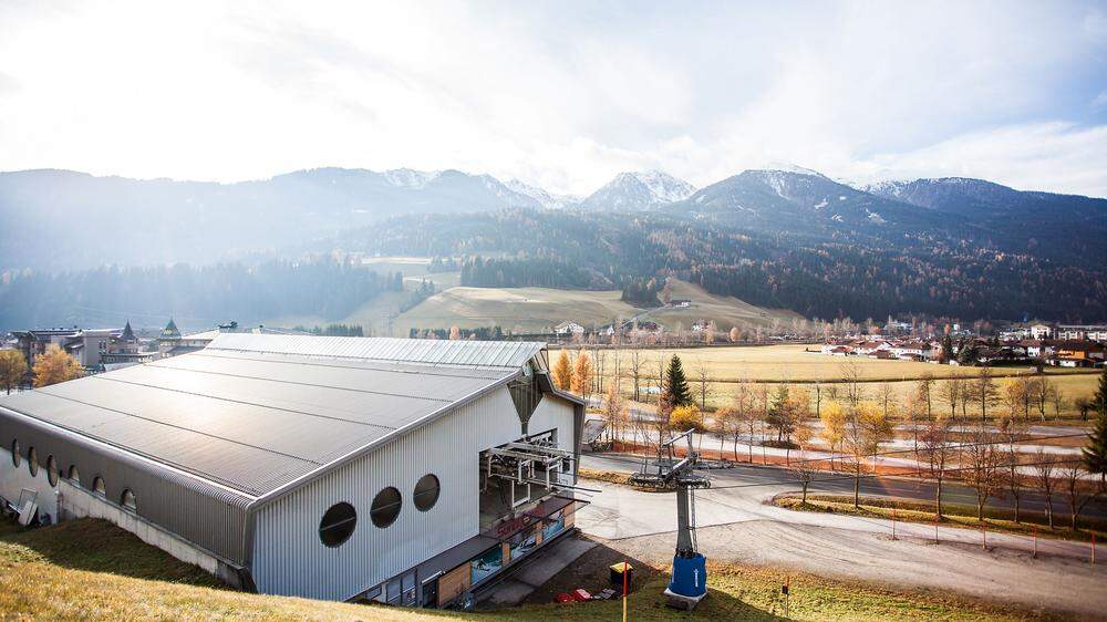 Direkt gegenüber der Talstation der Pustertaler Bergbahnen wird die Talstation für die Zehner Gondelbahn auf den Grenzkamm errichtet 