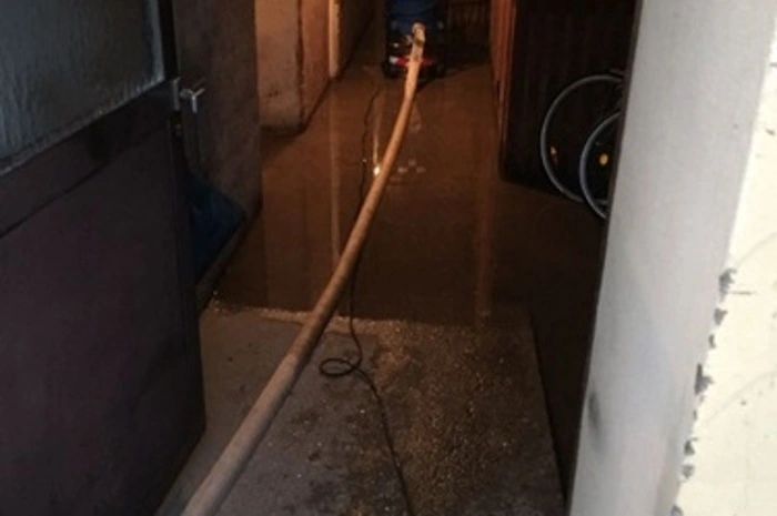 ... und überflutete Keller ausgepumpt werden.