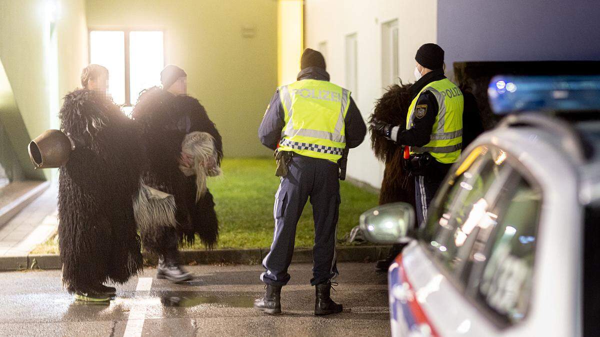 Symbolbild: Ein vermeintlicher Krampusumzug während der Coronapandemie in Lienz