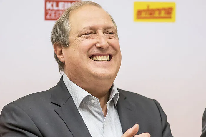 Was Holub noch auszeichnet, ist sein breites Grinsen: "Er grinst mit offenem Mund, fast bis hinter die Ohren und mit seinen Schmähs kann er das Publikum oft mitnehmen." Das helfe ihm auch in unangenehmen Situationen. Etwa als die OGM-Umfrage eingeblendet wurde, in der die Grünen so schlecht liegen: "Da hat sein Körper zwar zu pendeln begonnen, doch er hat gegrinst und damit Verlegenheitssignale ausgesendet. Eine Art "Schnucki-Effekt", der vor allem bei Wählerinnen gut ankommen könnte", sagt Verra.