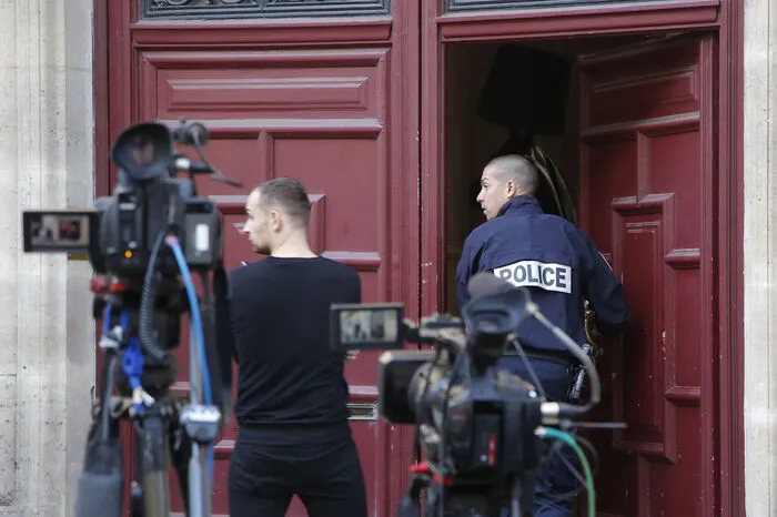 Der Polizei zufolge drangen zunächst fünf mit Polizeijacken bekleidete Männer in die Residenz im schicken achten Bezirk ein und überwältigten den Nachtwächter. Zwei der Männer seien dann in Kardashians Apartment eingedrungen.