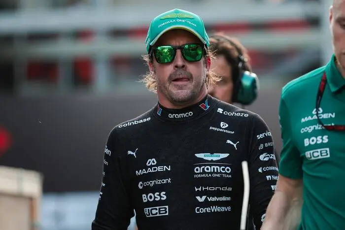 Für einige Sekunden sorgte der Altmeister in der Motorsport-Königsklasse für Aufregung, als er in einem Video seines Arbeitgebers Aston Martin verkündete: „Ich werde die Formel 1 verlassen“, um kurz darauf hinzuzufügen: „Noch ist es aber nicht so weit!“ Viel wichtiger waren aber ohnehin die darauffolgenden Worte, die zeigen, warum der Spanier zu den größten des Sports zählt. „Ich fühle mich noch immer schnell und motiviert. Die Leidenschaft ist nach wie vor riesig. Das ist mein Leben.“ Ein sportliches Leben, das ihm nicht nur zwei Weltmeistertitel (2005, 2006), sondern auch Respekt im Fahrerlager einbrachte. Das Wort des 45-Jährigen hat Gewicht, egal in welcher Thematik. Und gelingt es Aston Martin, 2027 ein siegfähiges Auto hinzustellen, ist mit dem Altmeister erneut zu rechnen – das bewies er zuletzt 2023.