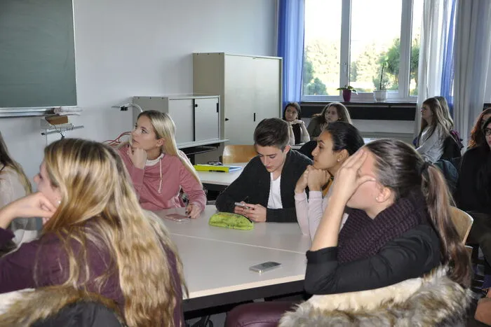 Die Schülerinnen und Schüler warten gespannt auf die Aufgabenstellung.