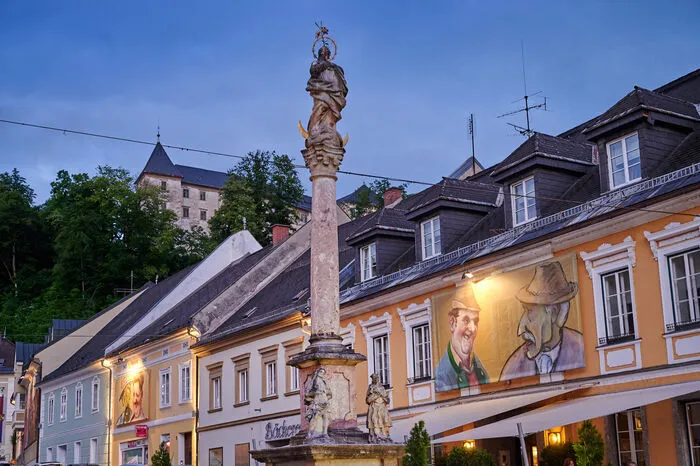 Die schrille Gegenüberstellung ihrer so unterschiedlichen wiezuweilen erstaunlich verwandten Werke zeigt, welch begnadeter Künstler Manfred Deix war und eröffnet eineverblüffend neue Sichtweise auf den tiefgründigen, kaum bekannten Humor Werner Bergs.